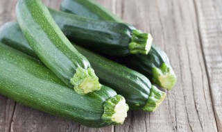 西葫芦怎么炒好吃（蒜蓉西葫芦怎么炒好吃）