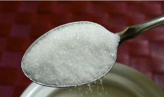 白糖放在油里炒为什么会变黄（白糖可以放热油里炒吗）