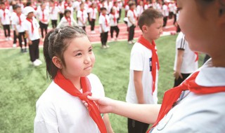 正规佩戴红领巾的方法(怎么样佩戴红领巾步骤图片)