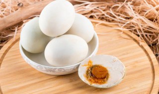 鸡蛋和咸鸭蛋能在一起吃吗（鸡蛋与咸鸭蛋能一起吃吗）