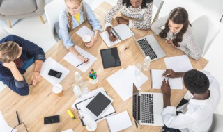 场地上安全带的正确佩戴方法（安全带佩戴注意事项）