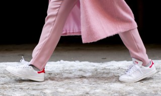 鞋子晒干了变黄怎么办（鞋子晒干后发黄怎么办）