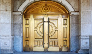 大门对着树怎么化解（大门口对着树怎么化解）