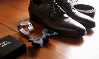 皮鞋污渍怎么清除(皮质鞋子的污渍怎么去除)