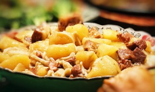 鸡炖土豆怎么做好吃（鸡炖土豆怎么做好吃法月子里吃）