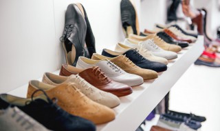 鞋子上的溢胶怎么清除（鞋面上的溢胶怎么去除）