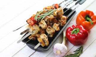 猪肉串怎么烤又嫩又好吃（猪肉串怎么烤又嫩又好吃空气炸锅烤煮肉串多久）