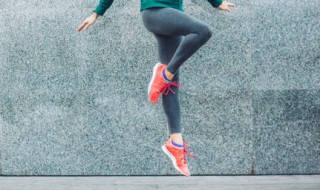 黑色金丝绒运动服配什么颜色的鞋 黑色金丝绒运动裤配什么上衣