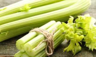 芹菜叶蒸的做法（蒸芹菜叶菜的做法大全）