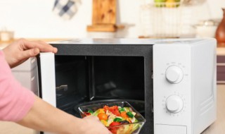 塑料餐盒可以放微波炉里热吗（微波炉里可以加热塑料餐盒吗）