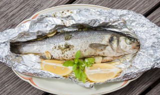 锡纸和铝箔纸可以放微波炉吗(锡纸还是铝箔纸用微波炉好安全)