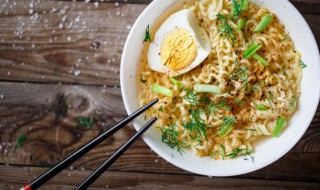 桶面可以放微波炉吗（桶面能不能放微波炉）