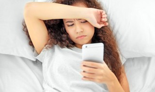 梦见别人给自己理发是什么意思（梦见理发师给自己剪头发）