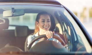 车顶放东西走高速可以吗 高速路上车顶可以放东西吗