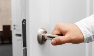 阳台推拉门用什么材料好(阳台用装推拉门好不好)