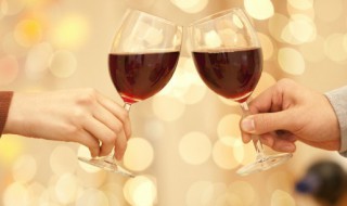 红酒里放柠檬可以吗（柠檬可以放在红酒里面吗）