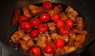 焖红烧肉放山楂可以吗（炖红烧肉可以放山楂吗）