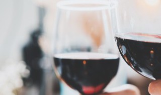 喝红酒后多长时间可以喝牛奶（喝完红酒几个小时能喝牛奶）