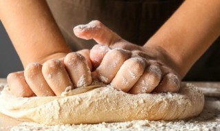 烙馅盒子怎么和面（烙韭菜盒子用什么水和面）