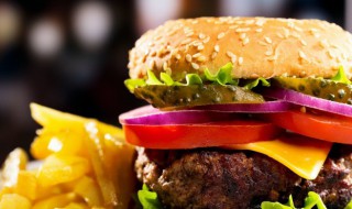 麦当劳汉堡里面那紫色的菜叫什么 麦当劳汉堡里黄黄的一层是什么东西