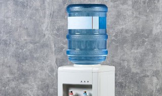 饮水机怎么前面不出水从后面出水 饮水机后面不排水是什么原因