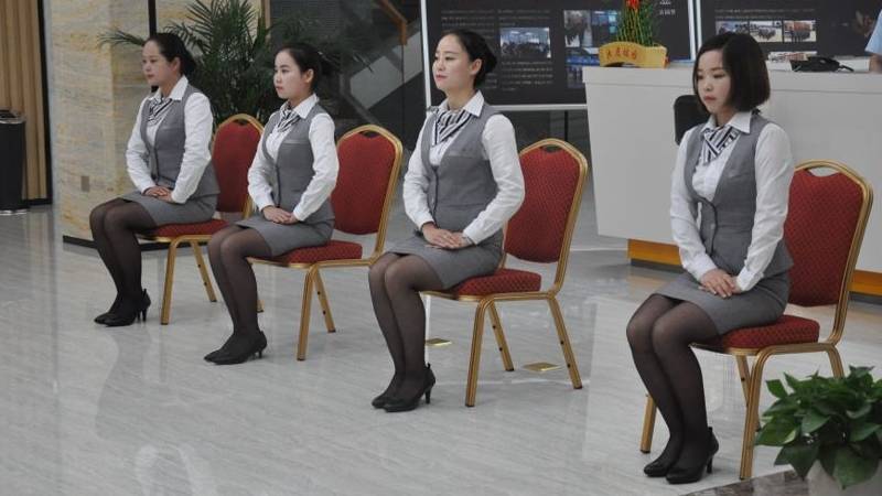 女子坐姿有什么要求（女性坐姿要求）