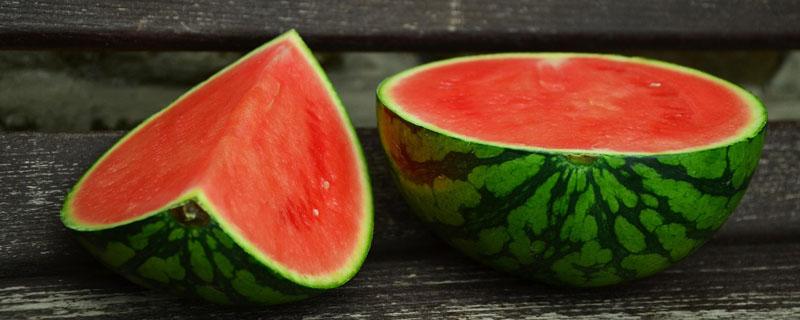 西瓜硬硬的是不是打药的 西瓜是硬的怎么回事