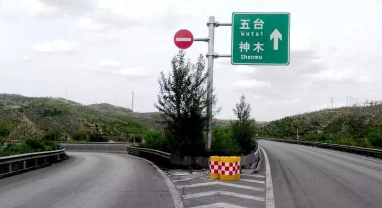 进入高速公路开什么转向灯