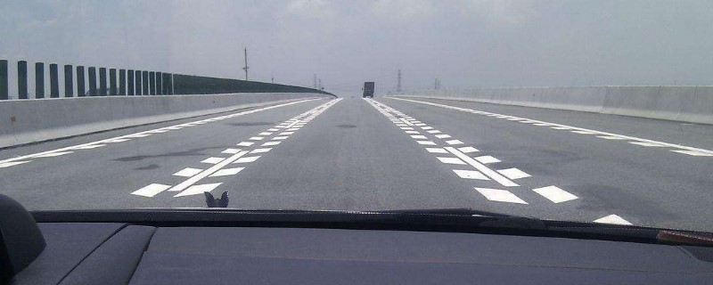 锯齿道路标线怎么走