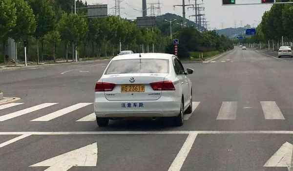 科三下雨自己打开雨刮器吗