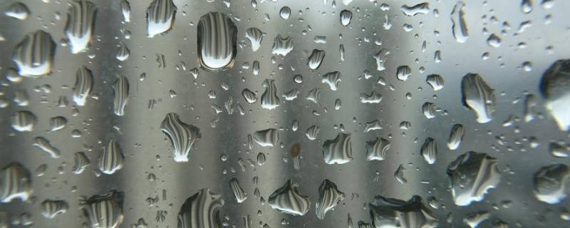 冬天窗户上全是水是什么原因（冬天室内窗户上全是水是什么原因）