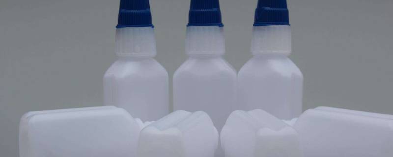 塑料胶带留下的痕迹怎样去除（塑料上的胶布留下的胶痕怎么去除）