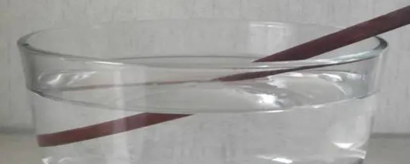 筷子放入水中你会观察到什么的现象（筷子放入水中你会观察到什么的现象作文）