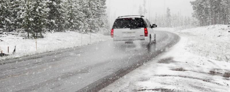 下雪高速公路怎么处理（高速公路下雪怎么办）