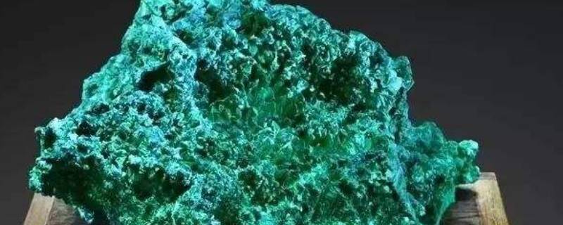 辨认矿物的重要依据是哪些（鉴别矿物的主要特征有哪些）