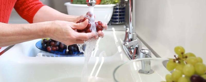 75度酒精可以喷在蔬菜上吗 75%酒精可以喷洒在食物上吗