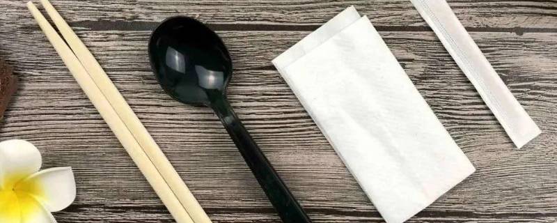 一次性餐具属于可回收垃圾吗（一次性塑料餐具属于可回收垃圾吗）