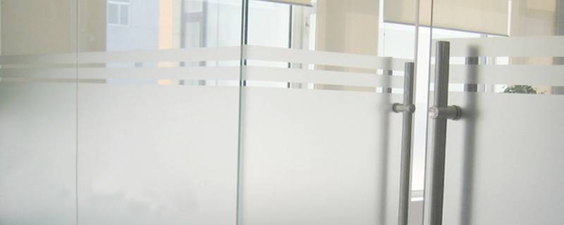 怎样去除玻璃上的玻璃贴纸 如何去除玻璃上的玻璃贴纸