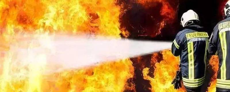 有机物着火时可以用水扑灭吗（有机物遇水着火用什么扑灭）