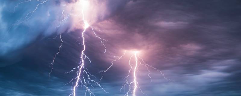 打雷能玩手机吗在家里 打雷可以在家里面玩手机吗