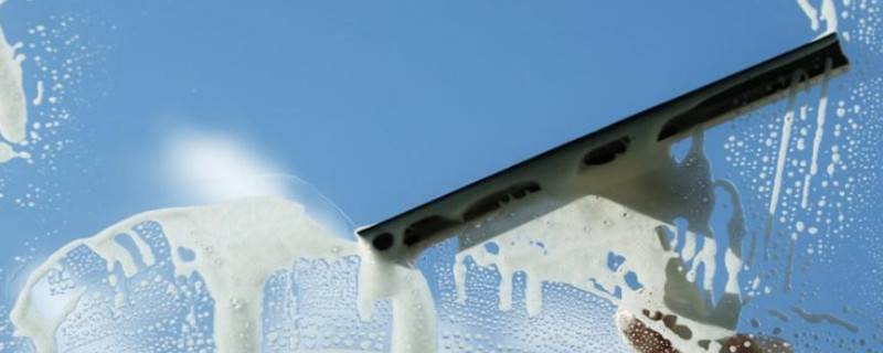 玻璃上水渍怎么清除最好的方法（玻璃水渍怎么去除）