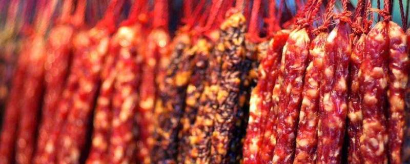 腊肠要晒太阳还是阴干（腊肠是要太阳暴晒还是一样的地方吹干）