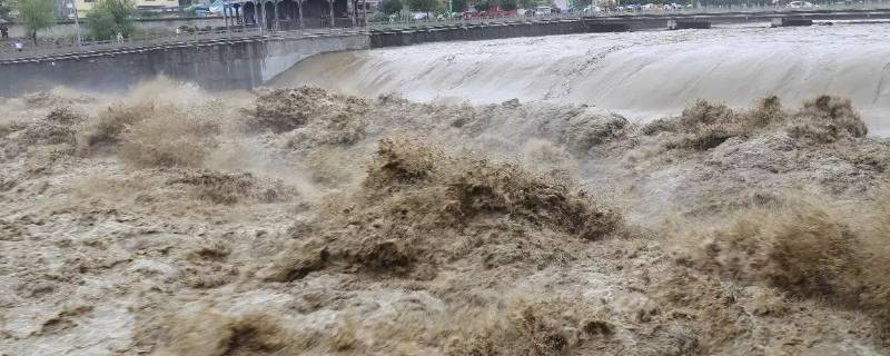 为什么下暴雨水库要泄洪 下暴雨为何要泄洪