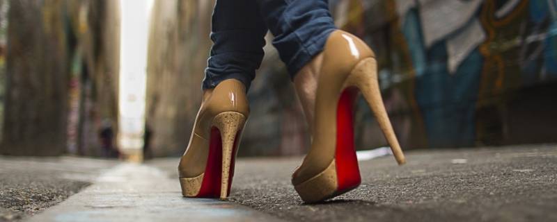 高跟鞋是谁发明的（第一个高跟鞋是谁发明的）