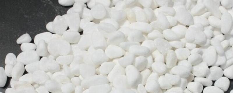 白色石头是什么石（白色石头是什么石头）