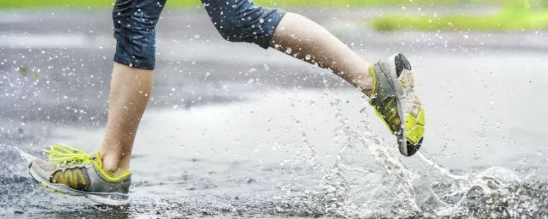 雨天怎样走路不湿鞋尖 下雨天如何走路让鞋尖不湿