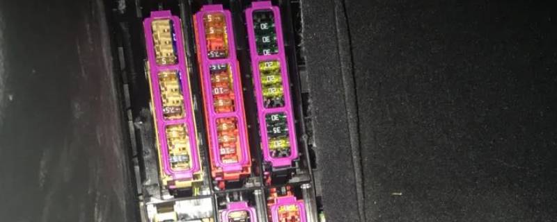 奥迪a4l保险盒在哪（奥迪a4l保险盒在哪个位置）