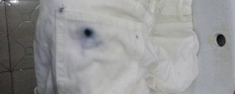 白色裤子上有污渍怎么才能洗干净 白色裤子有污渍很久怎么洗才干净