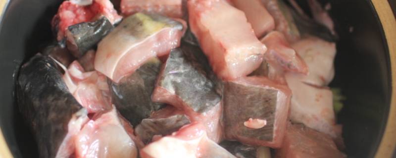 鱼下锅前怎么腌制（腌下的鱼怎么做）