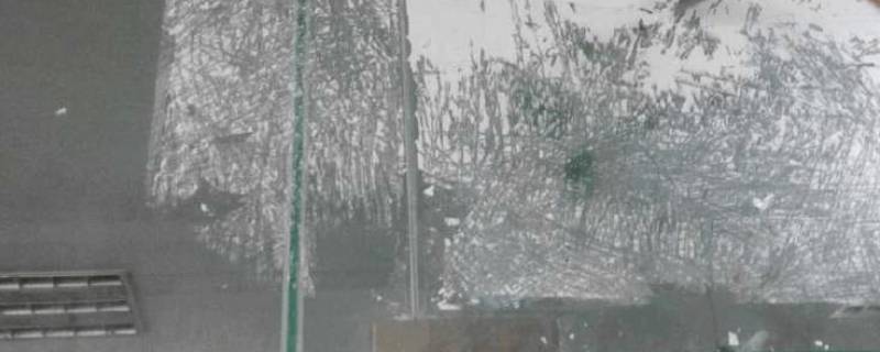 玻璃上面的胶怎么清理（玻璃上面的胶怎么清理干净）